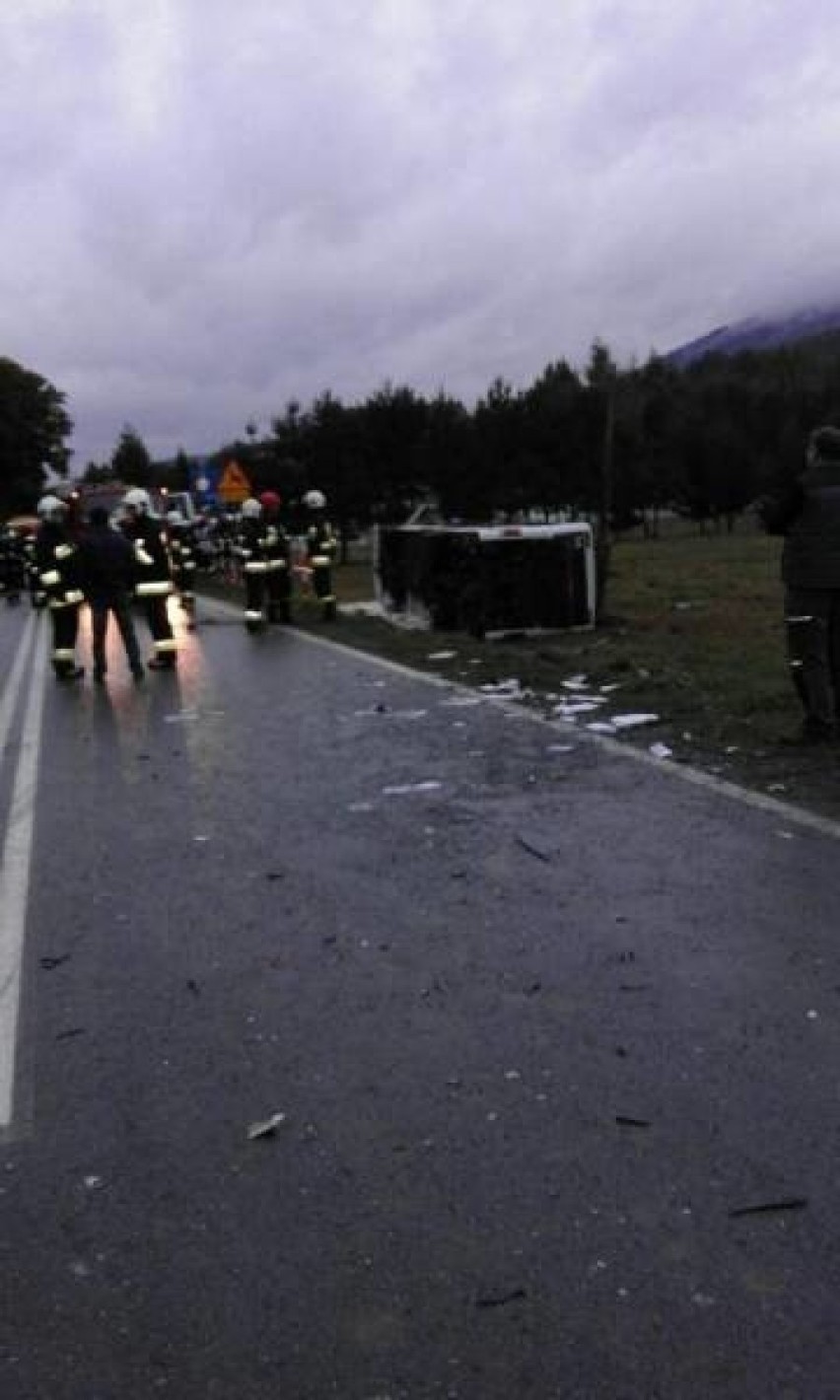 Autobus staranowany przez ciężarówkę. Pięć osób w szpitalach [ZDJĘCIA]