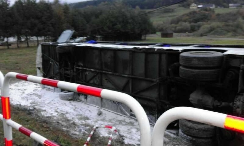 Autobus staranowany przez ciężarówkę. Pięć osób w szpitalach [ZDJĘCIA]