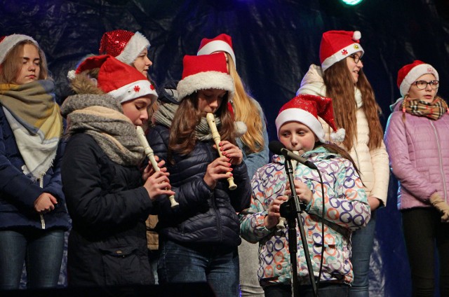 Jeszcze do soboty potrwa Jarmark św. Mikołaja na Rynku w Grudziądzu zakończy się koncertem tegorocznej gwiazdy: Margaret Popołudniami na scenie plenerowej koncertują miejscowe zespoły i chóry z repertuarem bożonarodzeniowym.