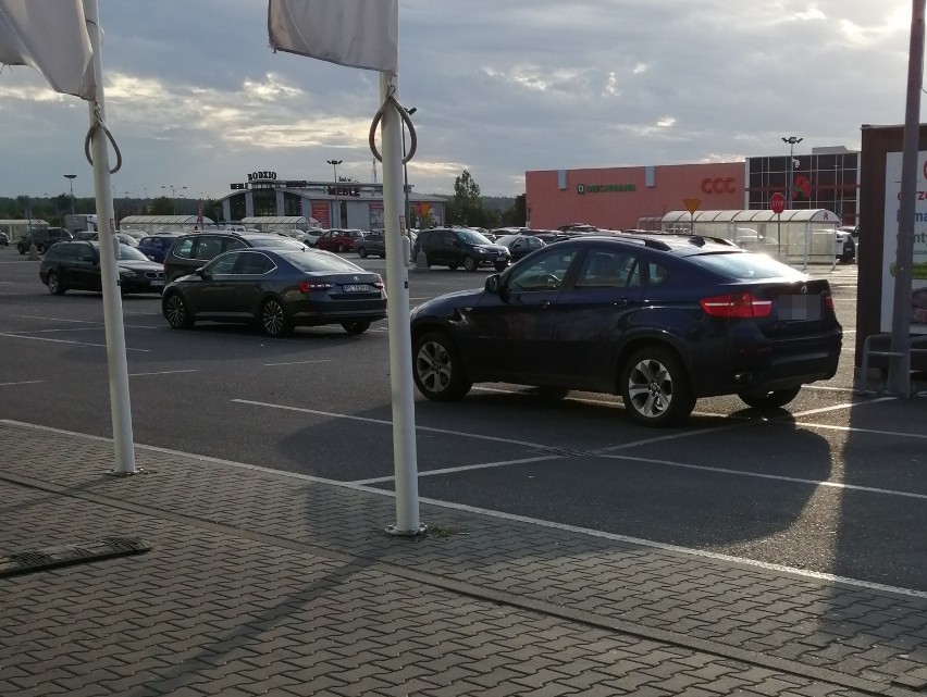 Mistrzowie parkowania w Legnicy - galeria najgorszych z najgorszych