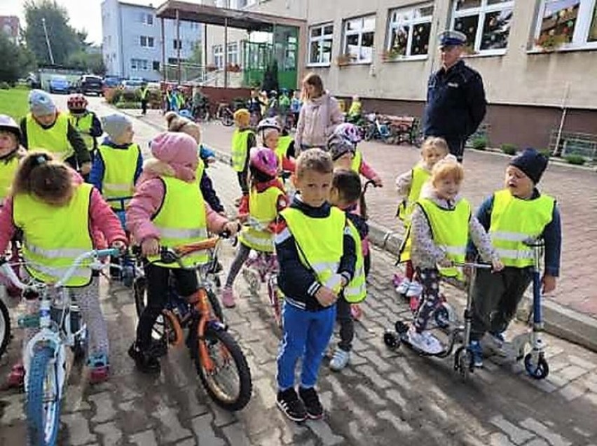 Policjanci z żarskiej komendy byli z wizytą w przedszkolu