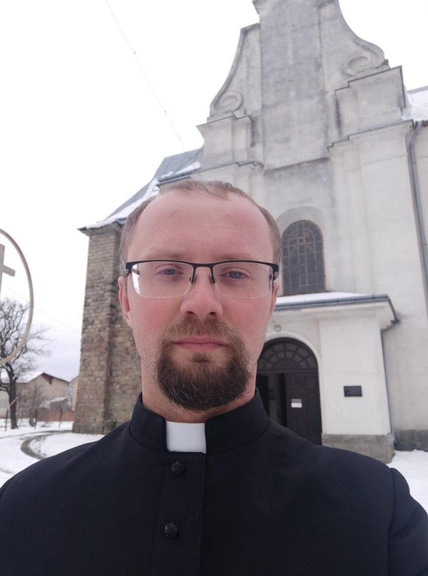 Ks. Mateusz Świstak przed kościołem w parafii Nadwórna