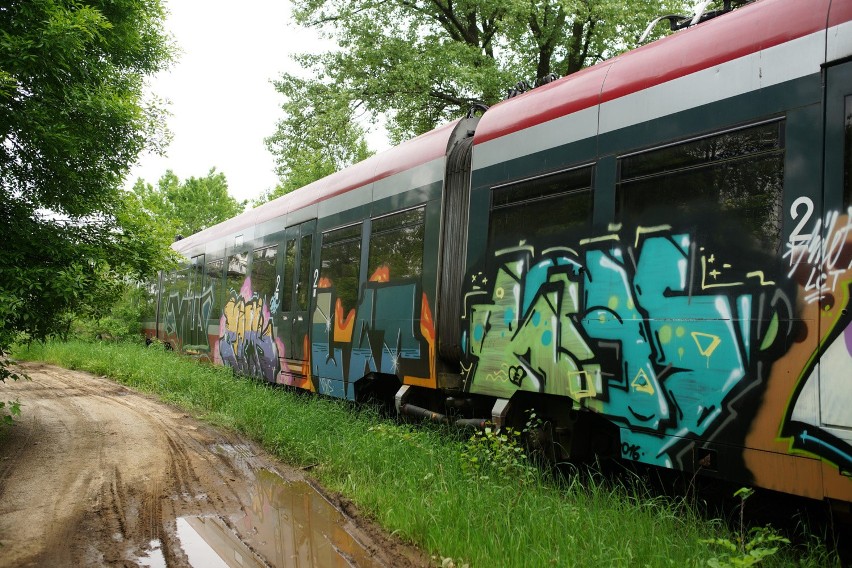 Kraków. Pociągi niszczejące na bocznicy w Bieżanowie jeszcze pojeżdżą?