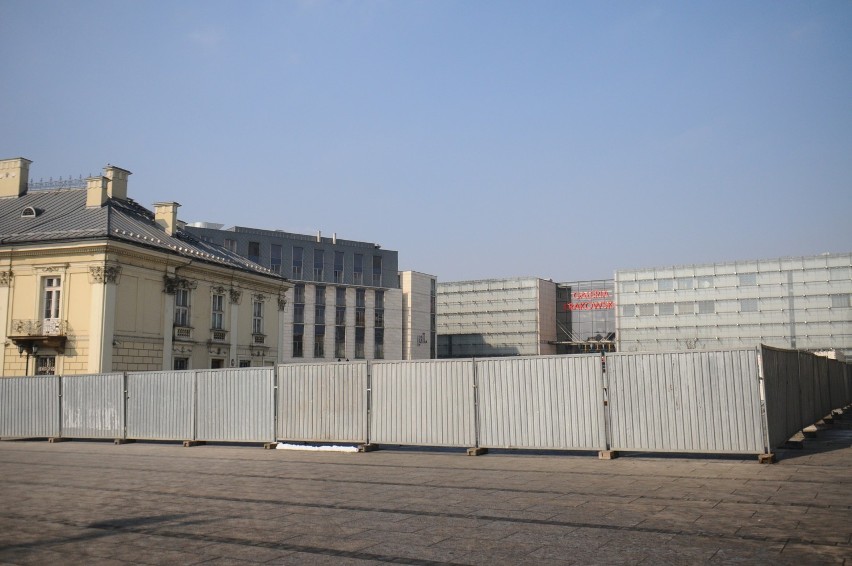 Kraków. Przed galerią budują pękający mur berliński