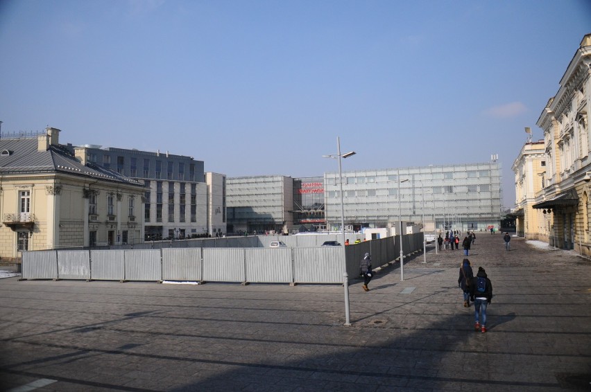 Kraków. Przed galerią budują pękający mur berliński