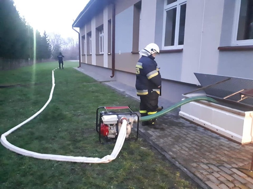 Woda zalała piwnicę w szkole podstawowej w Lesznie w powiecie przemyskim [ZDJĘCIA]