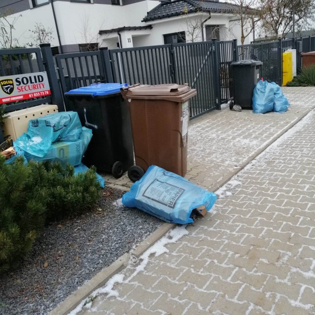 Mieszkańcy ul. Hodowlanej w Poznaniu skarżą się na problem z odbiorem śmieci