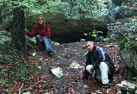 Strażnicy Zbigniew Śliwiński i Agnieszka Górnikowska odkryli, że z ziemią wyniesiono z jaskini wapienne kamienie. Fot. Anna Dziedzic