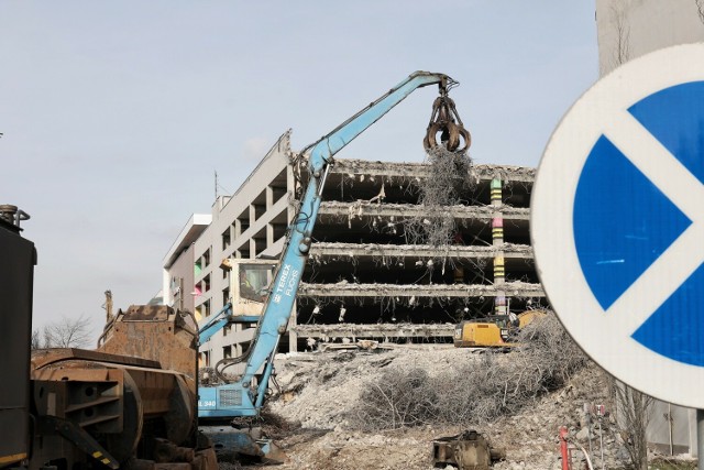 Bryła galerii póki co jest w nienaruszonym stanie. Prace rozbiórkowe skupiają się tylko na konstrukcji parkingu wielopoziomowego. Z każdym dniem maszyny wgryzają się coraz głębiej w konstrukcję.
