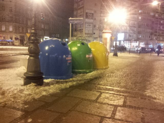 Absurd! Postawili pojemniki śmieci na deptaku Bogusława w Szczecinie