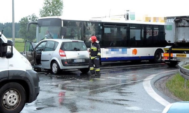 Wypadek autobusu PKS i auta osobowego na obwodnicy Szubina.