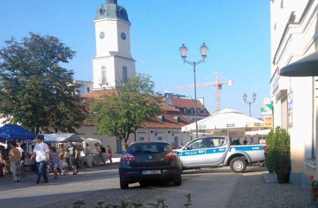 Policjanci chłodzą się w ten gorący dzień w radiowozie.