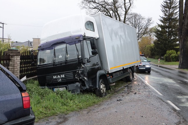 Na ul. Kwidzyńskiej w Grudziądzu zderzyły się dwa auta osobowe oraz ciężarówka