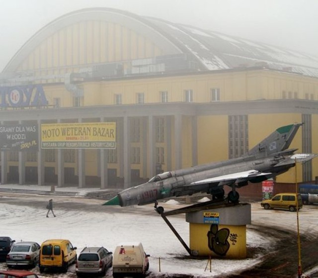 Samolot MIG-21 przed Hala Sportową na al. Politechniki w Łodzi.