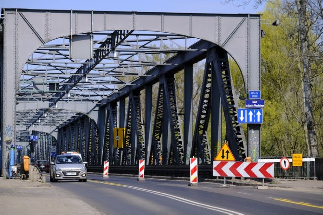 Dziś ruszyły prace remontowe na moście im. Józefa Piłsudskiego w Toruniu. W pierwszej kolejności drogowcy przystąpią do poszerzenia jezdni na przeprawie. Koszt przebudowy wyniesie ponad 122 mln złotych.