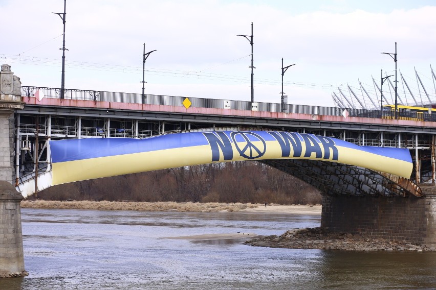 Ogromny baner "NO WAR" na moście Poniatowskiego. Greenpeace...
