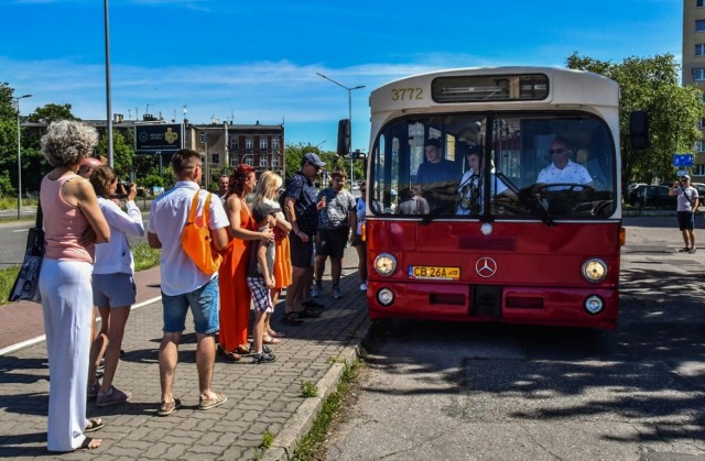 W sobotę, w czterech turach, na wycieczkowiczów czekał zabytkowy autokar na Górzyskowie, na pętli przy ulicy Skorupki, w niedzielę zaplanowano ich odbiór z ul. Konopnickiej 28 przy postoju taksówek na Szwederowie (w tych samych, półtoragodzinnych, rundach).