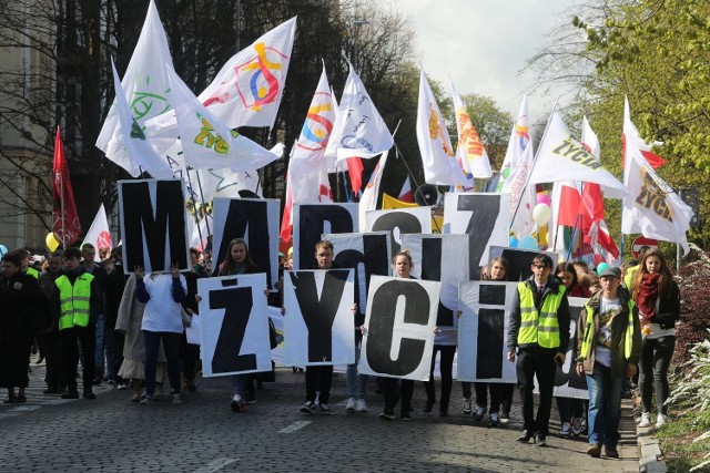 Pod takim hasłem 12 tysięcy osób przeszło ulicami Szczecina w obronie życia. To największa taka manifestacja w Polsce. Tego samego dnia Dziewuchy Dziewuchom zorganizowały milczący protest na Wałach Chrobrego przeciw zaostrzaniu ustawy antyaborcyjnej. 

Zobacz więcej: Tysiące osób maszerowały dla życia. "Życie cudem jest"





