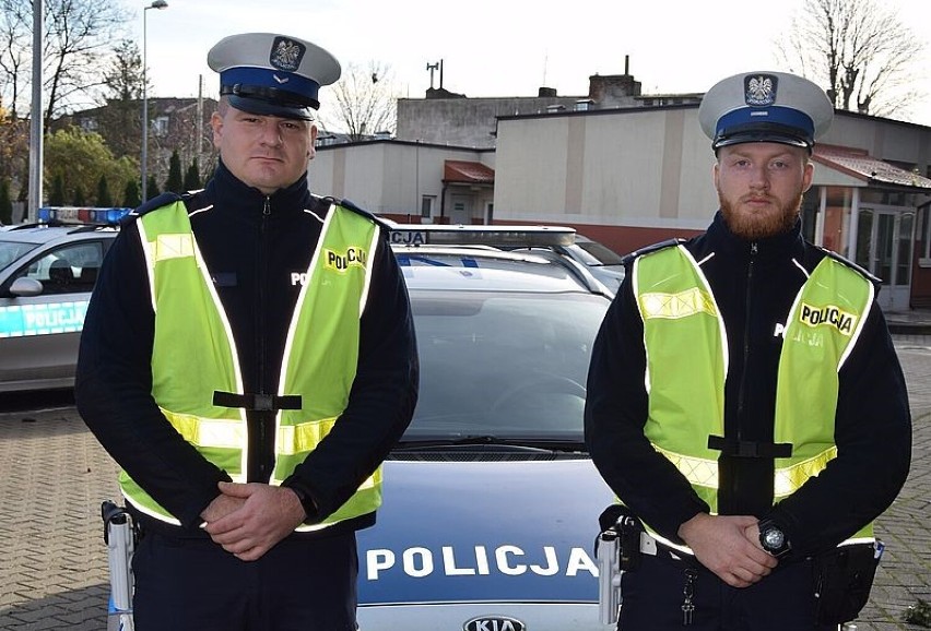 St. post. Paweł Korth oraz sierż. Dawid Rutha z Wydziału Ruchu Drogowego Komendy Powiatowej Policji w Pucku