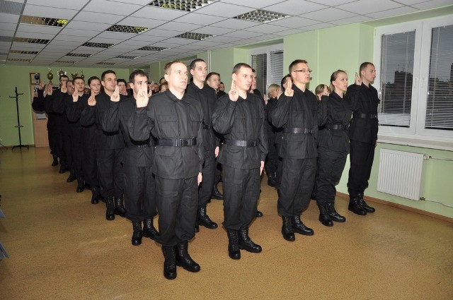 Nowi policjanci ślubowali w obecności kadry kierowniczej i sztandaru komendy miejskiej. Podczas uroczystości Marek Działoszyński, komendant wojewódzki policji w Łodzi i Ryszard Wiśniewski, komendant miejski policji w Łodzi wręczył legitymacje służbowe 40 funkcjonariuszom.  Wśród nich jest dziewięć kobiet. 

Wszyscy nowoprzyjęci policjanci zasilą szeregi łódzkiej policji. Otrzymali przydziały do Wydziału Patrolowo-Interwencyjnego, Wydziału Ruchu Drogowego oraz do komisariatów. Zanim to się stanie, wszyscy trafią na kurs podstawowy do Szczytna. Po wręczeniu legitymacji nadinsp. Marek Działoszyński w krótkim przemówieniu powitał nowe osoby w szeregach Policji, życząc im samych sukcesów w tej niełatwej i odpowiedzialnej służbie.

/informacja prasowa KWP Łódź - Radosław Gwis/