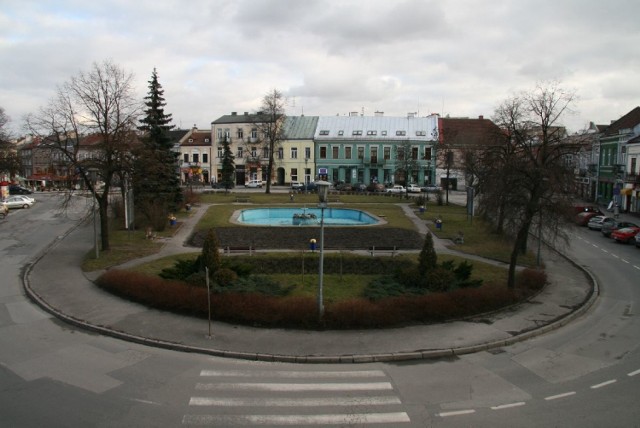 Tak kiedyś wyglądał kielecki Rynek, którego centralna część zajmowała fontanna (zbudowano ją jako zbiornik przeciwpożarowy). Zniknęła w roku 2008, kiedy to rozpoczął się generalny remont Rynku. Potrwał do roku 2011.