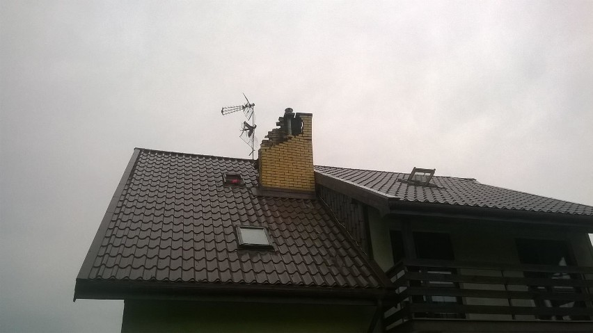 Podczas porannej burzy (10 sierpnia) piorun uszkodził komin...