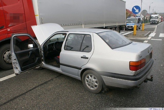 Wypadek w Dąbrowie Białostockiej. Dyżurny Policji w Dąbrowie Białostockiej poinformowany został o zderzeniu samochodu osobowego z ciężarówką. Do zdarzenia doszło na drodze krajowej nr 8 w Suchowoli na skrzyżowaniu ulicy Świętokrzyskiej i Piaskowej. Policjanci natychmiast pojechali na miejsce.