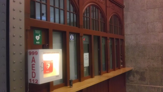 defibrylator AED w holu dworca Wrocław Główny