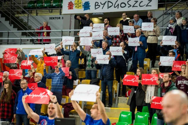 Siatkarki Banku Pocztowego Pałac Bydgoszcz stają się postrachem medalistów z ubiegłego sezonu.

Po wicemistrzyniach Polski z Grotu Budowlanych Łódź (2:3 i 3:0 dla pałacanek) o sile podopiecznych Piotra Mateli przekonały się w piątkowy wieczór siatkarki Chemika Police, zdobywczynie Pucharu Polski i Superpucharu (bydgoszczanki przegrały po walce 2:3).

Siatkarki Pałacu miały trzy piłki meczowe. Szkoda, ale dzięki za walkę! Kibice świetnie się bawili.

Przed meczem wszyscy w hali Immobile Łuczniczka odśpiewali "Mazurka Dąbrowskiego" - już niedługo 11 listopada: Święto Niepodległości.

Bank Pocztowy Pałac Bydgoszcz - Grupa Azoty Chemik Police 2:3 (17:25, 25:21, 25:18, 19:25, 17:19).

Pałac: Fedusio 20, Ziółkowska 9, Vanzurova 15, Żurowska 12, Stencel 17, Biedziak 1, Jagła (libero) oraz Balmas 7, Mazurek 2, Rapacz.

Chemik: Grajber 5, Bednarek 3, Kowalewska 4, Salas 22, Truszkina 12, Franco 18 oraz Maj-Erwardt (libero), Łukasik 1, Mędrzyk 12, Polak, Wasilewska 7, Nowakowska (libero).

MVP: Wilma Salas Rosell (Chemik).

Kolejny mecz siatkarki Banku Pocztowego Pałac Bydgoszcz rozegrają na wyjeździe - 19 listopada (wtorek, godz. 18.00) z BKS Stalą Bielsko-Biała.

ZOBACZ ZDJĘCIA KIBICÓW NA MECZU PAŁAC - CHEMIK >>>>>