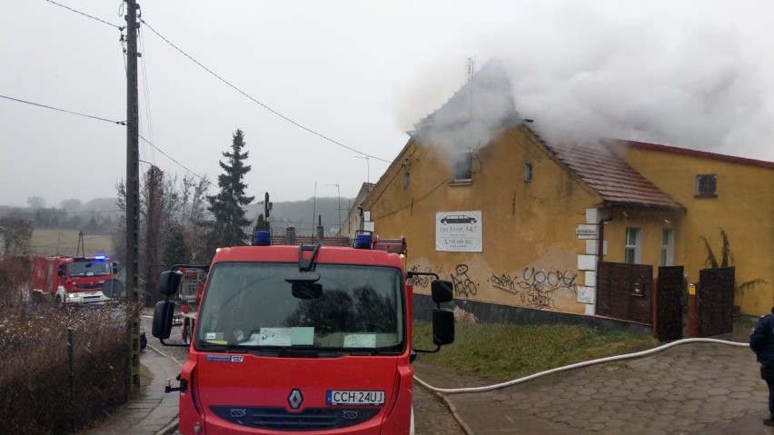 Trwa akcja gaszenia pożaru w domu przy ul. Kilińskiego....