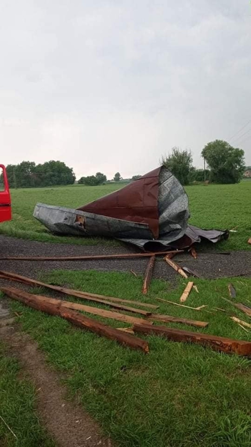 Zerwane dachy, zalania, podtopienia, przewrócone drzewa - to...