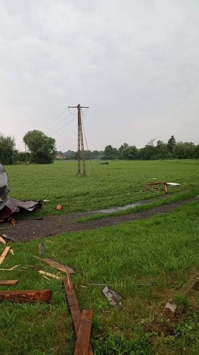 Zerwane dachy, zalania, podtopienia, przewrócone drzewa - to...