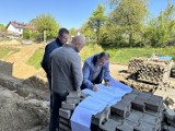 Trwa budowa parkingu przy Starostwie Powiatowym w Sandomierzu. Przybędzie 70 nowych miejsc. Zobacz zdjęcia i film