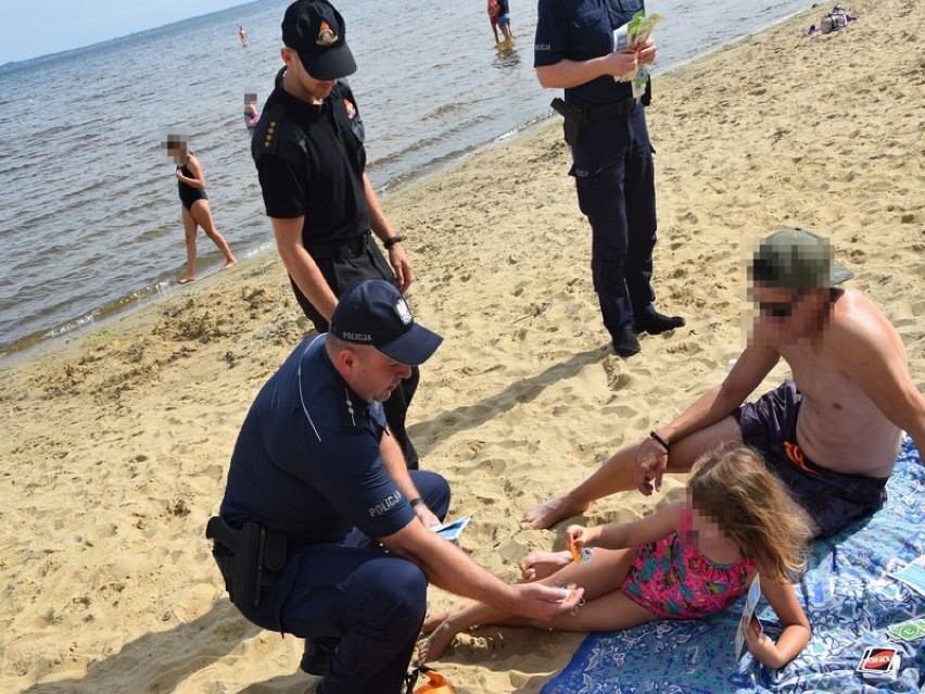 Policjanci wspólnie ze strażakami sprawdzili niestrzeżone kąpieliska w ramach kampanii „Kręci mnie bezpieczeństwo nad wodą” - 25 sierpnia 2022