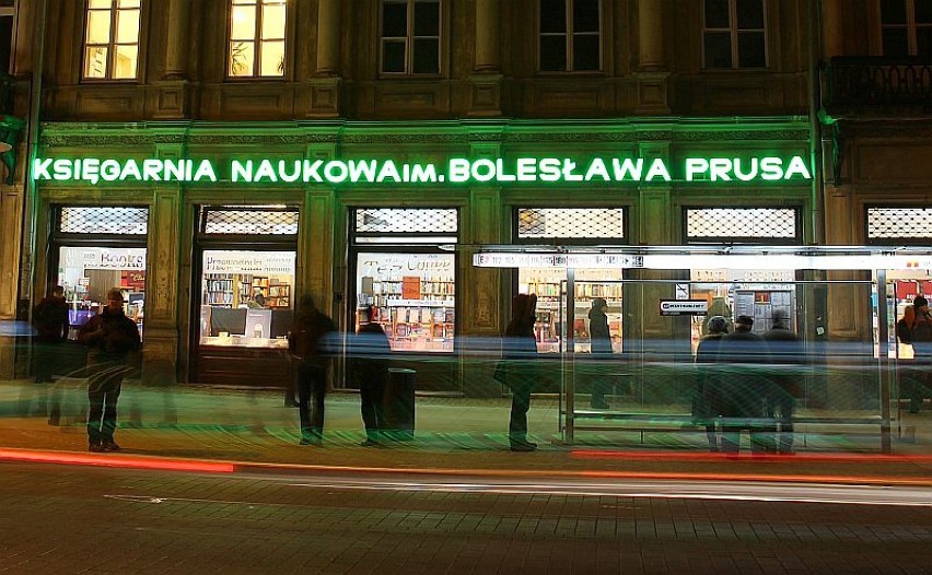 Neon nad księgarnią im.Bolesława Prusa