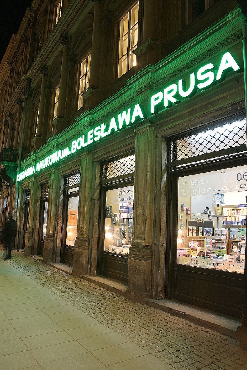 Neon nad księgarnią im.Bolesława Prusa