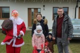 W Borucinie w gminie Stężyca Mikołaj wręczał podarunki dzieciom na ich posesjach