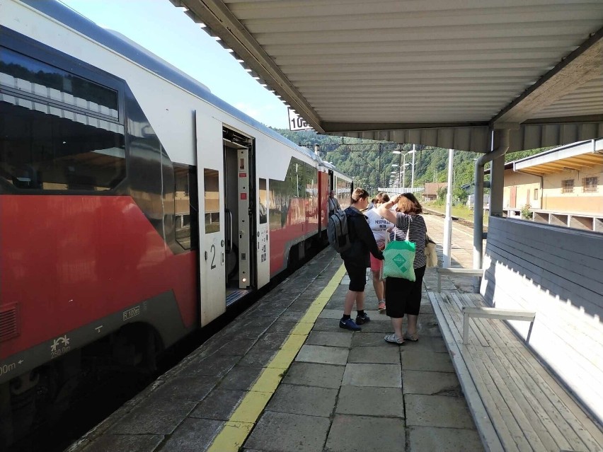 Turyści przyjeżdżający pociągami do Muszyny zastają smutny...