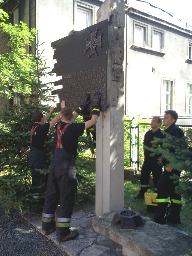 13 lipca złomiarze ukradli boczną tablicę pomnika 23. Batalionu Saperów Śląskich, a potem usiłowali jeszcze zabrać kolejne jego metalowe elementy. Pomnik udało się uratować dzięki społecznikom i pomocy strażaków.