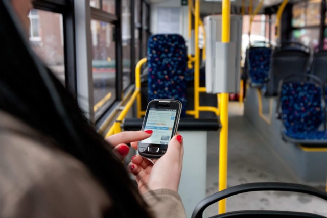 W autobusie linii „C” miał filmować lub fotografować smarfonem, co stojąca obok niego kobieta ma pod sukienką