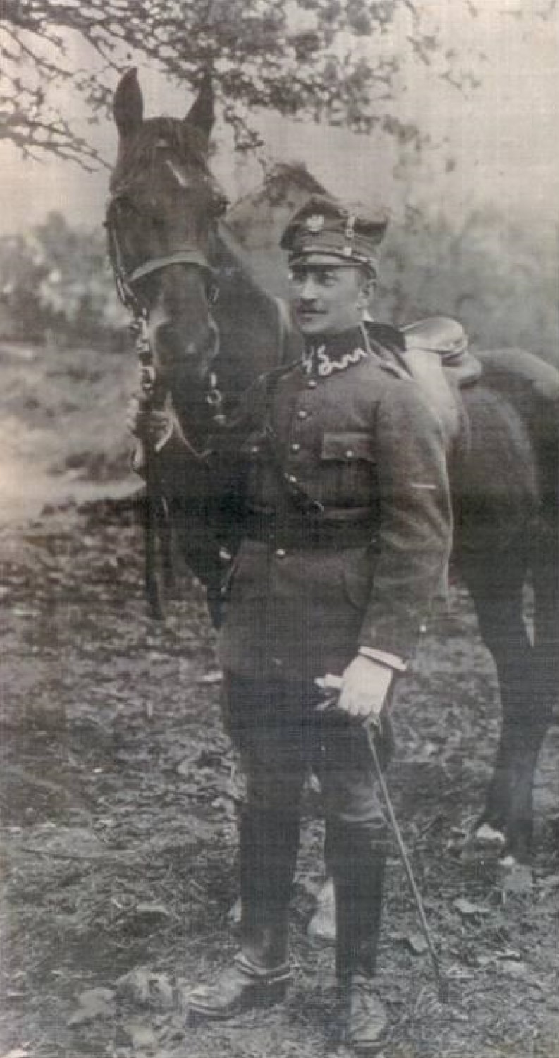 Major Stefan Tomaszewski w mundurze wz. 1919 i czapce...