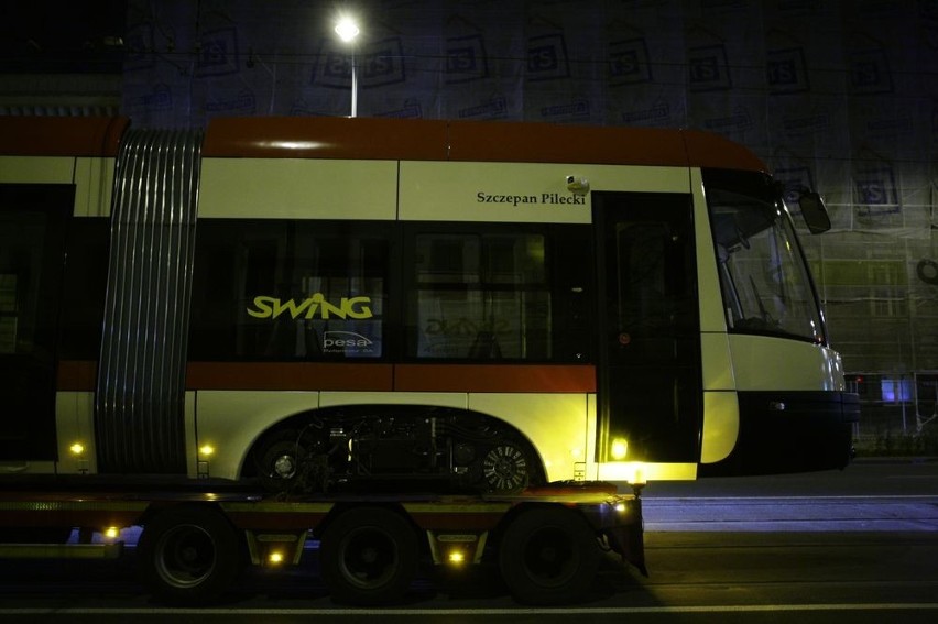 Do Gdańska w nocy przyjechał kolejny tramwaj typu Pesa Swing [ZDJĘCIA]