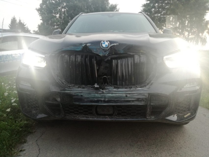 Kierowca BMW miał dużo szczęścia. Pociąg uszkodził tylko...