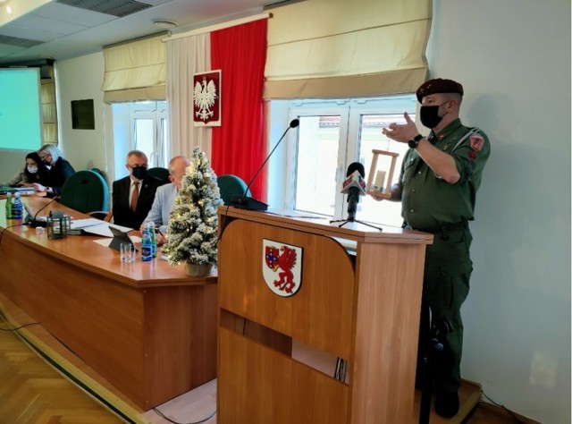 Betlejemskie Światło Pokoju na sesji Rady Powiatu Szczecinek