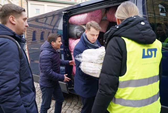 Pomoc dla uchodźców z Ukrainy trafiła także od PLL Lot, Sejmu i Straży Marszałkowskiej. Do Przemyśla przywiózł ją m.in. Christian Młynarek, zastępca szefa Kancelarii Sejmu.