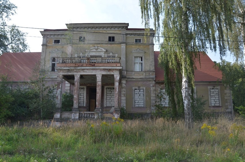 Pałac w Obiszowie czeka na nowego właściciela. Do tego jest...