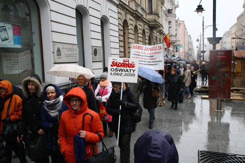 Pracownicy szkół protestowali przed Urzędem Miasta Łodzi [ZDJĘCIA,FILM]