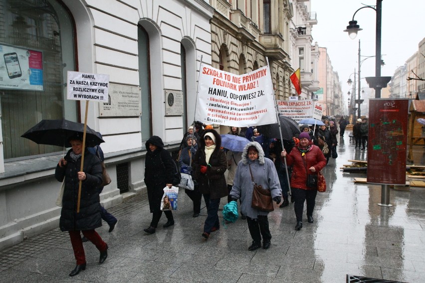 Pracownicy szkół protestowali przed Urzędem Miasta Łodzi [ZDJĘCIA,FILM]