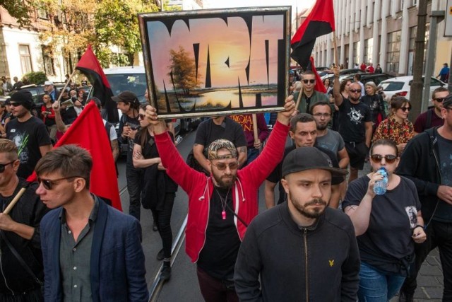 Obrońcy skłotu przypominają, że to właśnie w tym miejscu przez ostatnie ćwierć wieku zorganizowano ponad tysiąc wydarzeń kulturalnych, politycznych, popularyzatorsko-naukowych i społecznych, w tym kilkaset koncertów, kilkadziesiąt wystaw, niezliczone spotkania, dyskusje, wykłady, kursy języka i prelekcje.