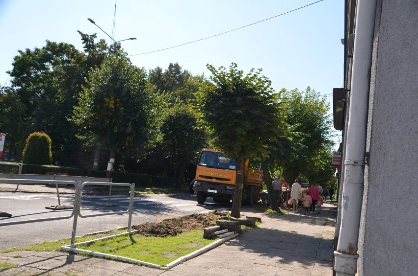 Przebudowa wodociągu i chodnika ruszyła na Placu Niepodległości w Błaszkach ZDJĘCIA